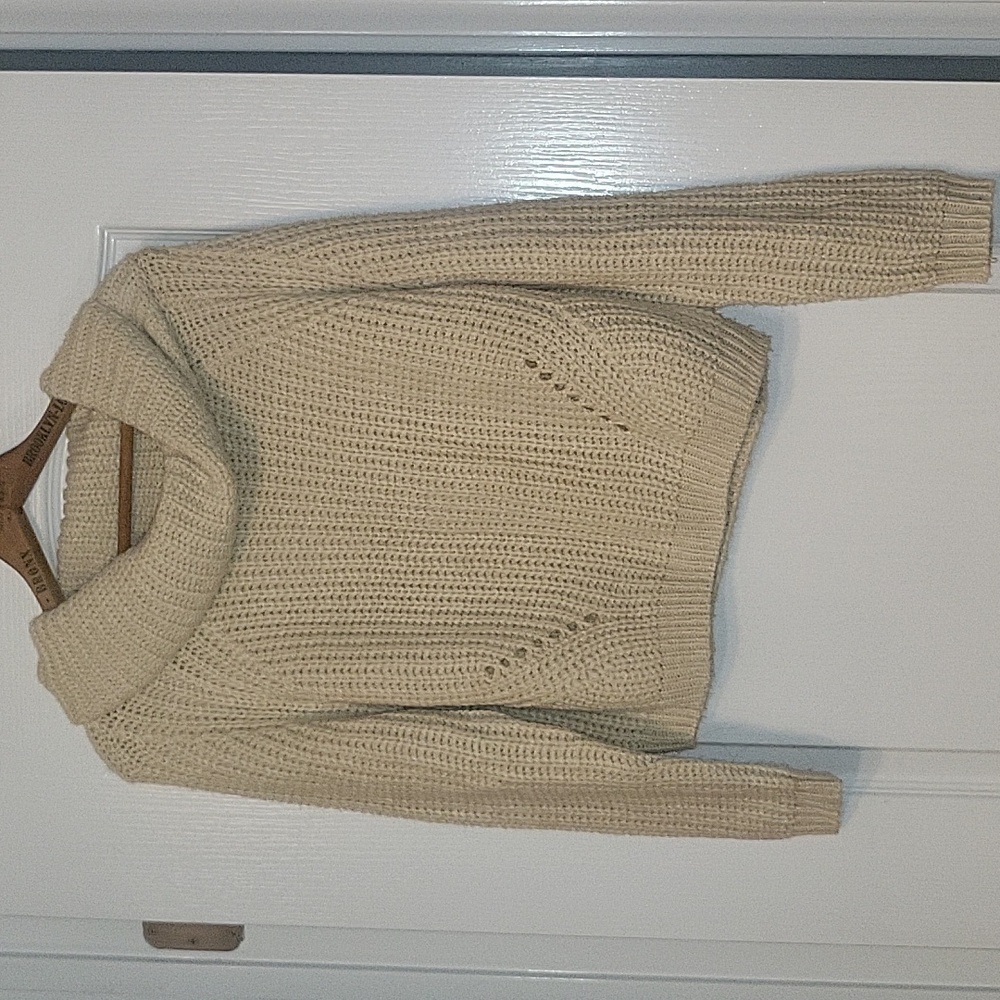 GUC moon & madison cream colored sweater - size xs